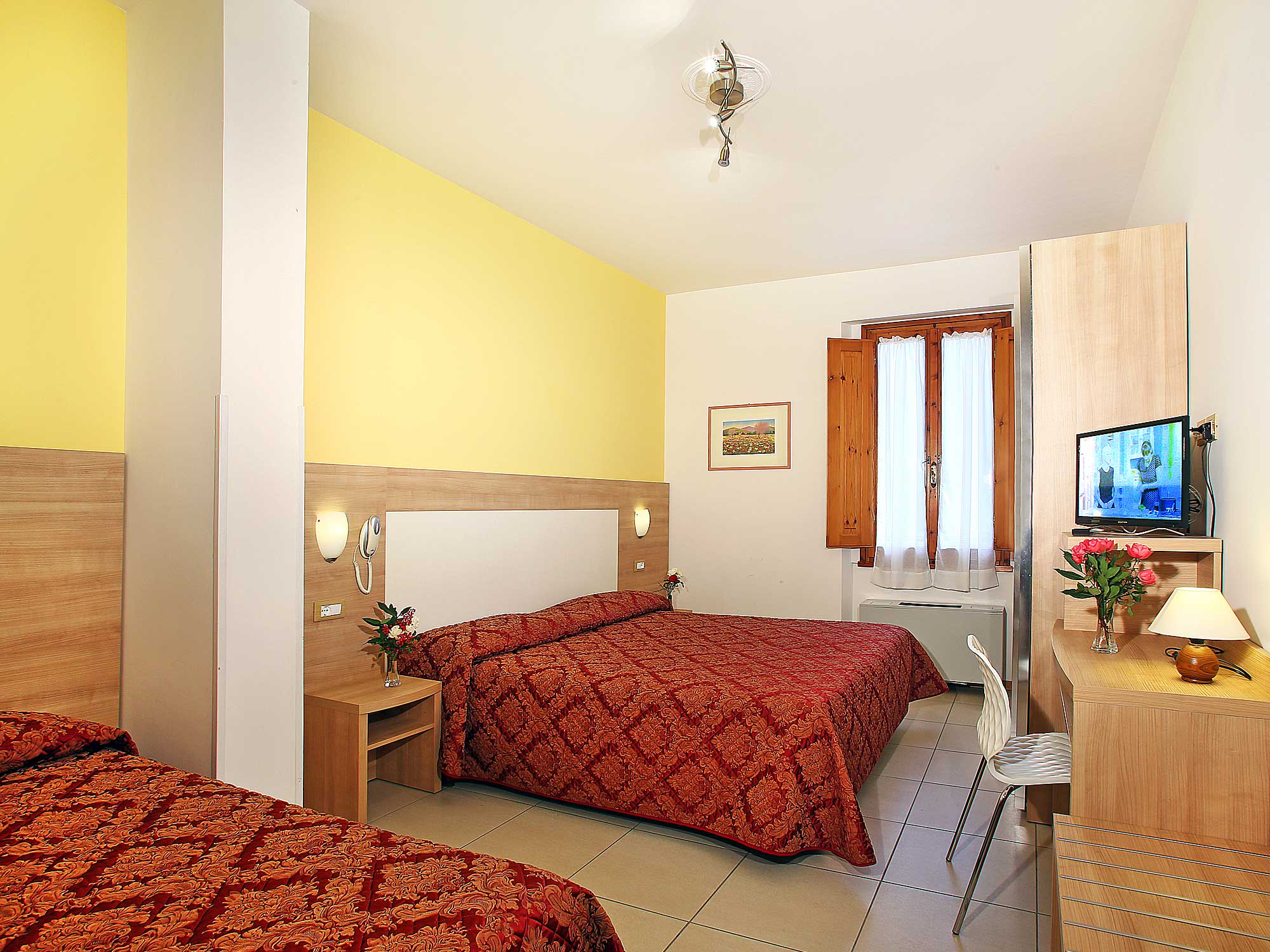 150 camere dotate di ogni comfort e con parcheggio privato