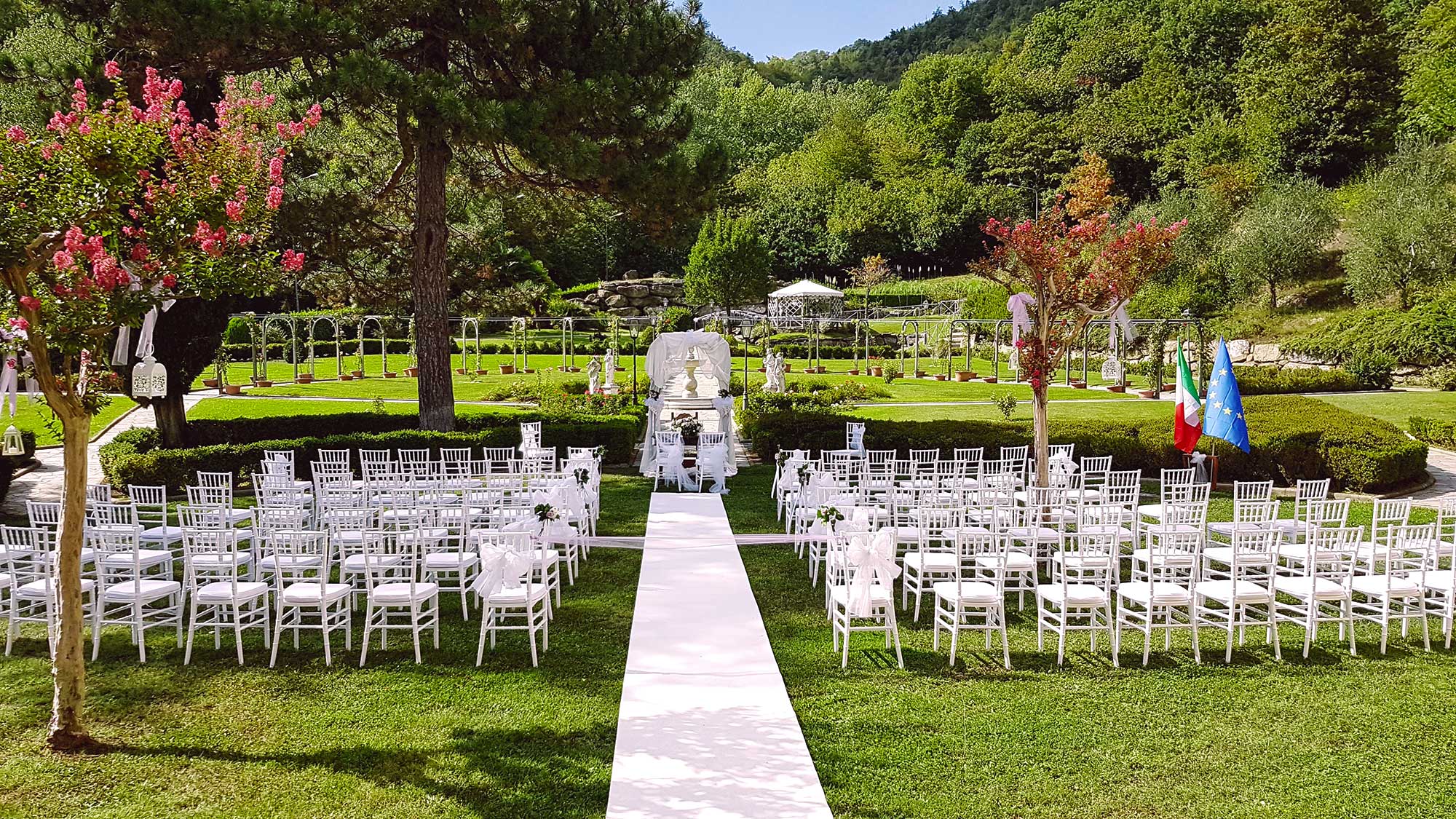 A wonderful park for organizing your reception amid the greenery